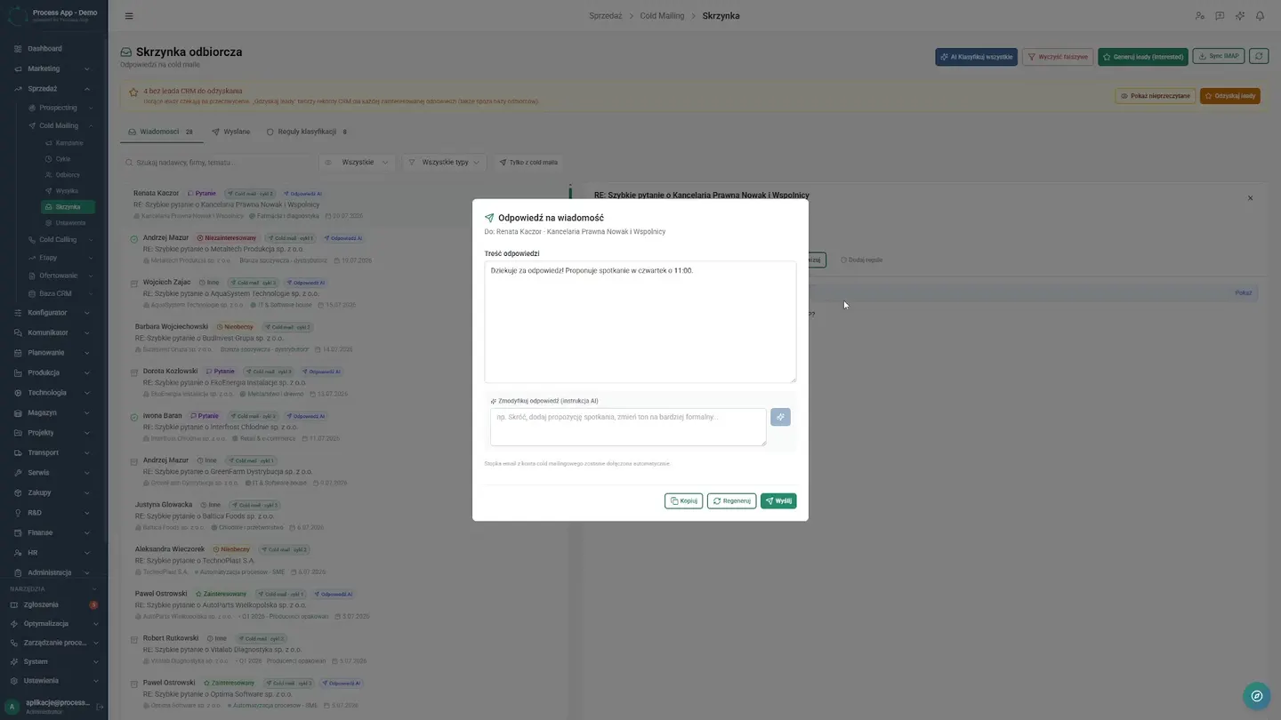 Panel wyników kampanii, logi wiadomości oraz szczegółowy dashboard analityczny z open rate, click rate i lejkiem konwersji. Dyrektor potrzebuje twardych danych, by zamknąć proces. Panel wysyłki pokazuje zrealizowane kampanie i logi wiadomości. Zespół ocenia kluczowe wskaźniki, takie jak open rate i click rate. Wizualny lejek konwersji pokazuje etapy potencjalnych klientów. Dyrektor ma kontrolę nad wynikami, co pozwala optymalizować działania. Firma opiera decyzje na faktach, maksymalizując zwrot z kampanii cold mailingowych. Pełna kontrola nad wynikami — Jak zautomatyzować cold mailing B2B i odzyskać czas na sprzedaż