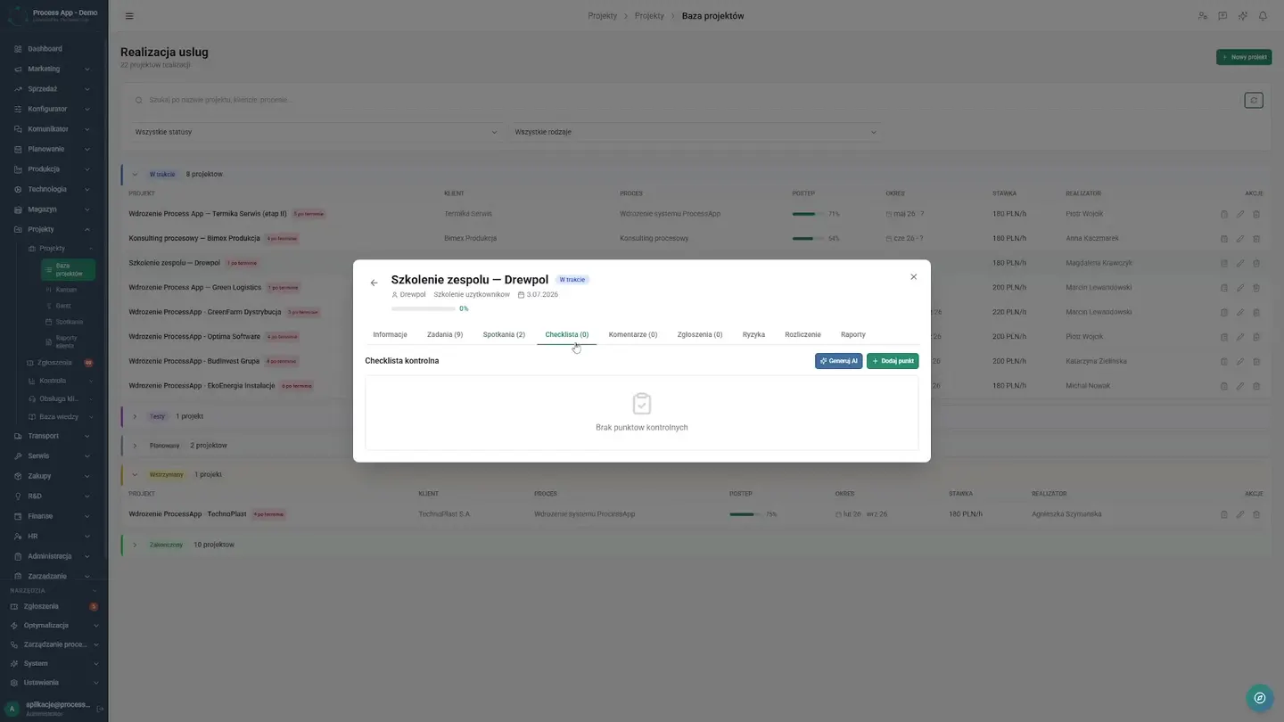 Przeglądanie zakładek planu, podsumowania i szczegółowej checklisty kontrolnej w oknie projektu. Menedżer weryfikuje postępy na bieżąco, przechodząc przez zakładki planu i podsumowania, co pozwala mu natychmiast zobaczyć, co zostało zrobione. Kluczowa jest szczegółowa checklista kontrolna, która gwarantuje, że żaden etap projektu nie zostanie pominięty. Wcześniej weryfikacja jakości wymagała przeglądania wielu plików, a dziś wystarczy rzut oka na odhaczone punkty w systemie. Ten mechanizm uwolnił kierowników od mikrozarządzania i zapewnił im pewność, że realizacja idzie zgodnie z standardem, dając zespołowi samodzielność i firmie gwarancję jakości usług. Pełna kontrola nad realizacją — Jak firma B2B wyeliminowała chaos i skróciła czas raportów